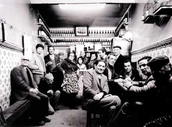 Grupo em taberna, Rua do Campo de Ourique, Lisboa